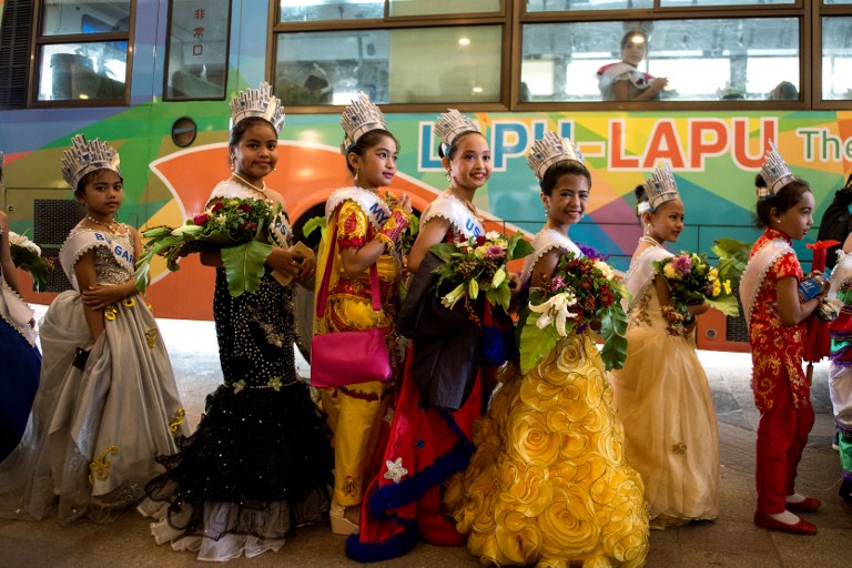 Children dressed as Miss Universe contestants queue to board a bus in Cebu City, central Philippines on January 17, 2017.  The Miss Universe pageant will be held on January 30. / AFP PHOTO / NOEL CELIS