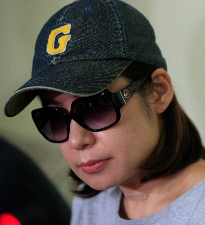 This undated photo shows the wife of a South Korean businessman, who was kidnapped and murdered by three police officers in the Philippines, attending a press conference in Manila. Philippine police kidnapped and murdered a South Korean businessman, then led his wife to believe he was alive for months to extort money from her, authorities said on January 18, 2017. / AFP PHOTO / STR