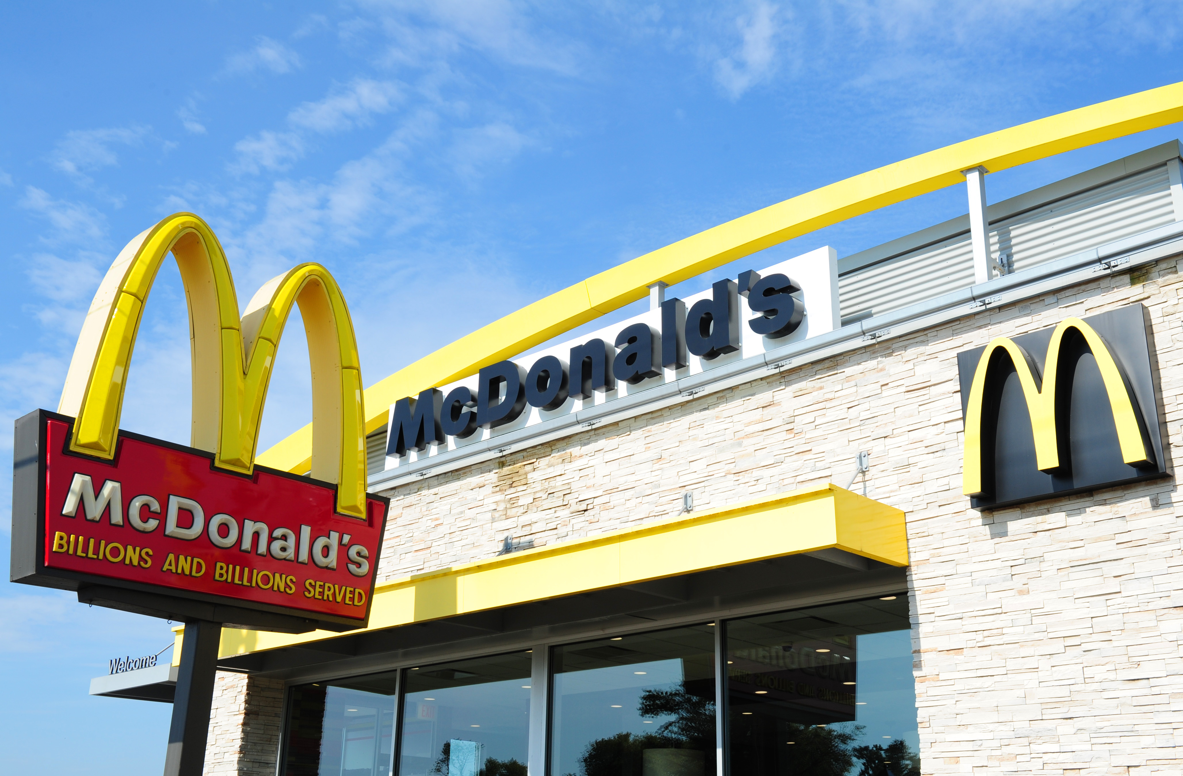 (FILES) This file photo taken on September 10, 2016 shows the McDonald's restaurant in Gettysburg, Pennsylvania. McDonald's reported slightly lower fourth-quarter earnings on January 23, 2017 as strong sales in Britain, Japan, China offset a drop in the United States. The fast-food giant, which modified its menu in its home market after a lengthy slump, and restructured its international business, said its turnaround remained on track.   / AFP PHOTO / Karen BLEIER