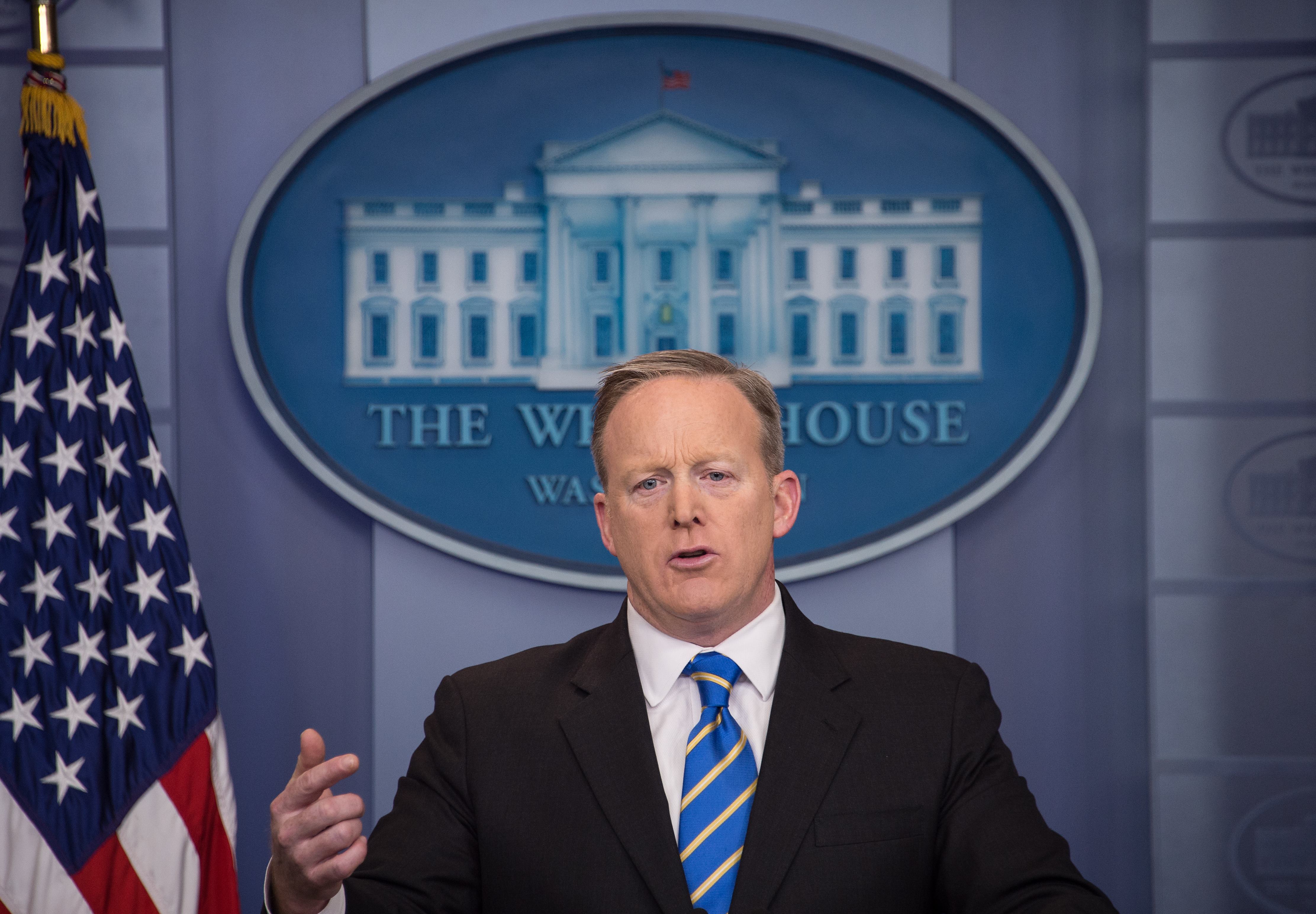 White House spokesman Sean Spicer speaks at the daily press briefing at the White House in Washington, DC, on January 24, 2017. / AFP PHOTO / NICHOLAS KAMM