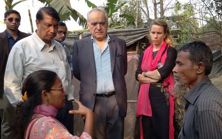 Members of Myanmar's 'Advisory Commission on Rakhine State' talk with displaced members of the Rohingya community as they visit Rohingya shelters in Bangladesh's Cox's Bazar on January 29, 2017. Bangladesh authorities have revived a plan to relocate tens of thousands refugees from Myanmar to a desolated island, years after they seemed to have ditched the controversial initiative. / AFP PHOTO / STR