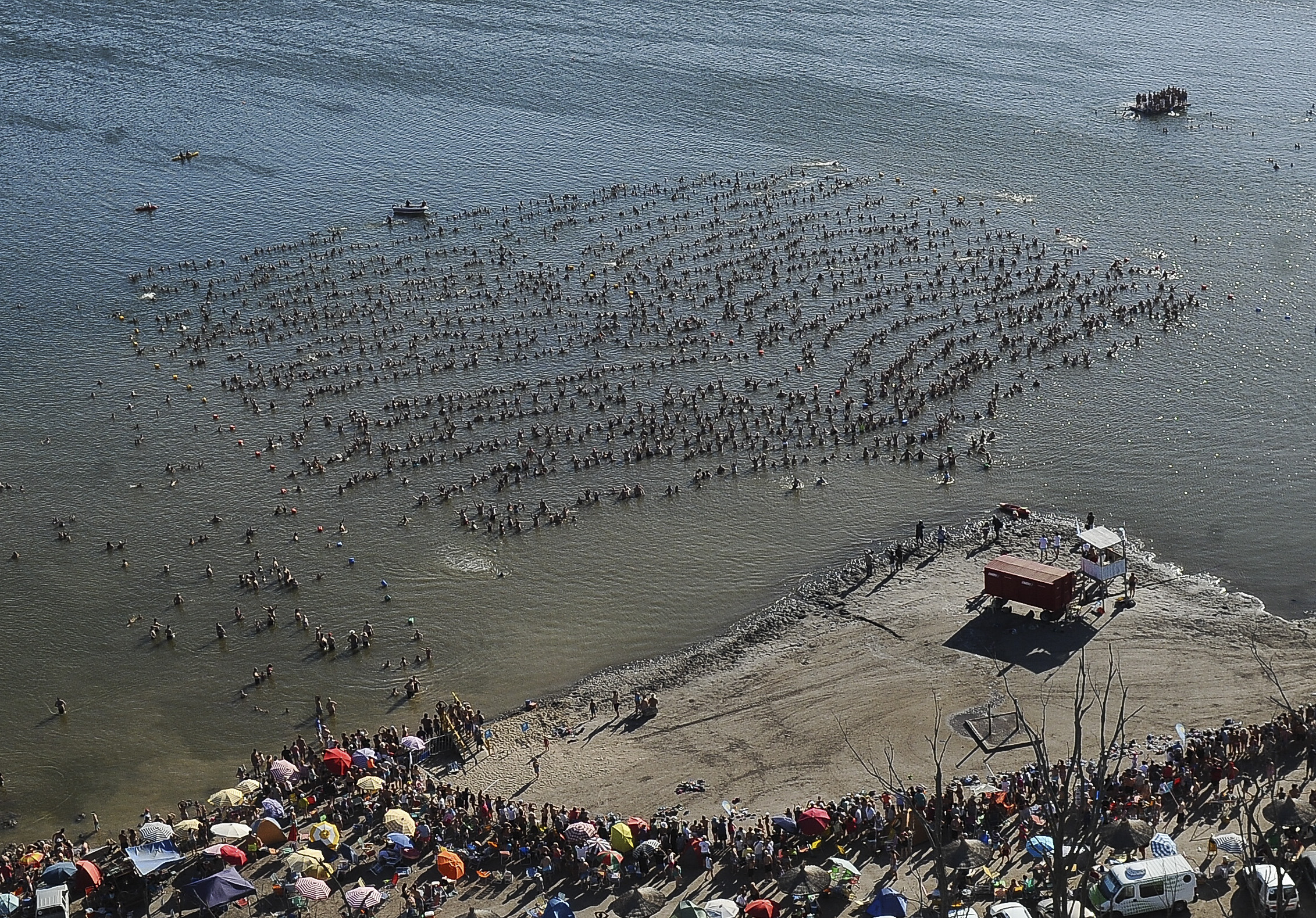 Photo released by Telam on January 29, 2017 showing some 2.000 people floating at Epecuen lake in Carhue, Argentina, during an attemp to break the Guinness World Record and surpass the mark achieved by the Taiwanese, who in 2014 reached the number of 643 people floating at the same time. / AFP PHOTO / TELAM / Paula RIBAS / RESTRICTED TO EDITORIAL USE - MANDATORY CREDIT "AFP PHOTO / TELAM / Paula RIBAS /HO " - NO MARKETING - NO ADVERTISING CAMPAIGNS - DISTRIBUTED AS A SERVICE TO CLIENTS