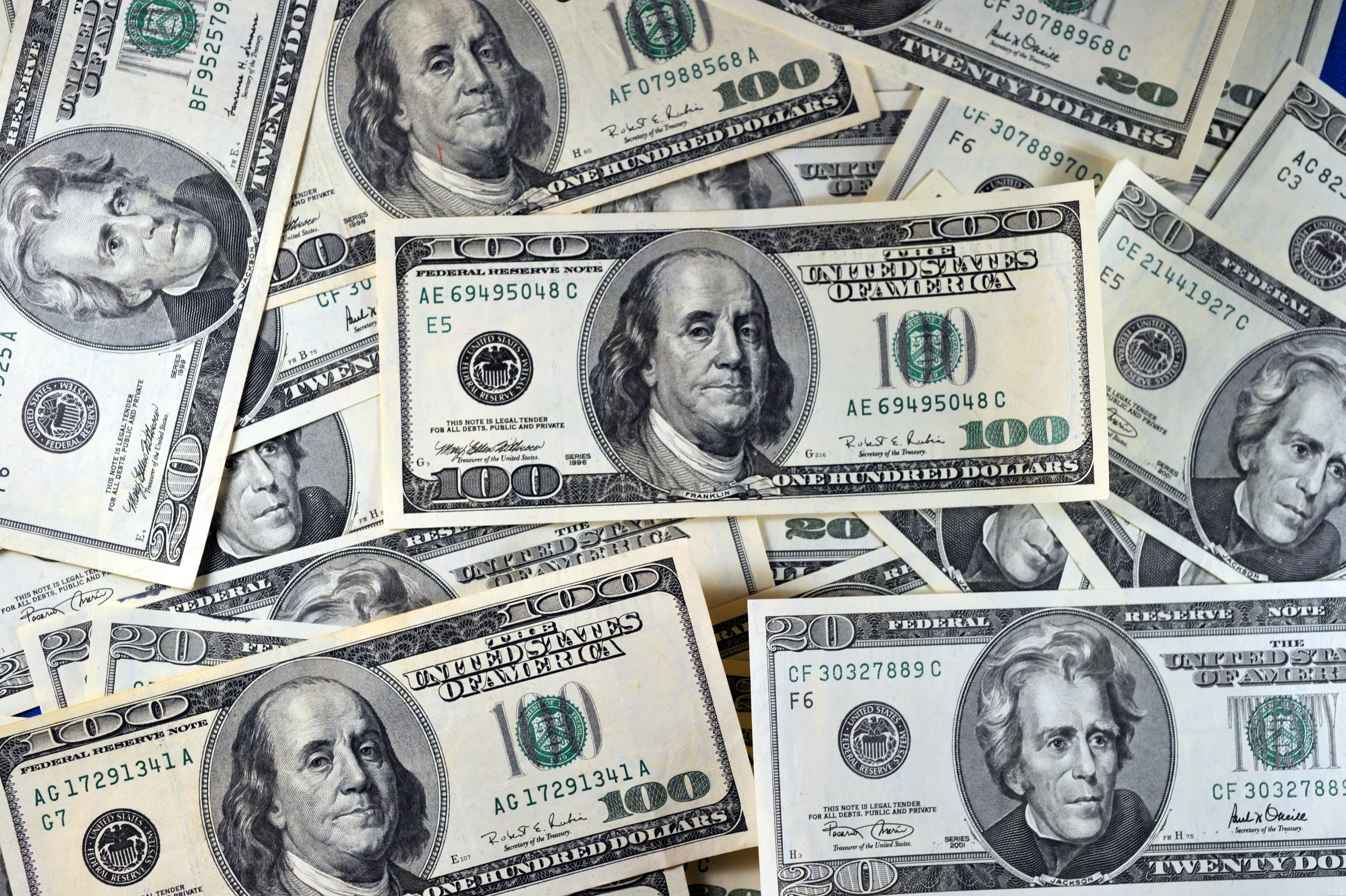 US currency is seeen in this January 30, 2011 photo in Manassas, VA. AFP PHOTO/Karen BLEIER / AFP PHOTO / KAREN BLEIER
