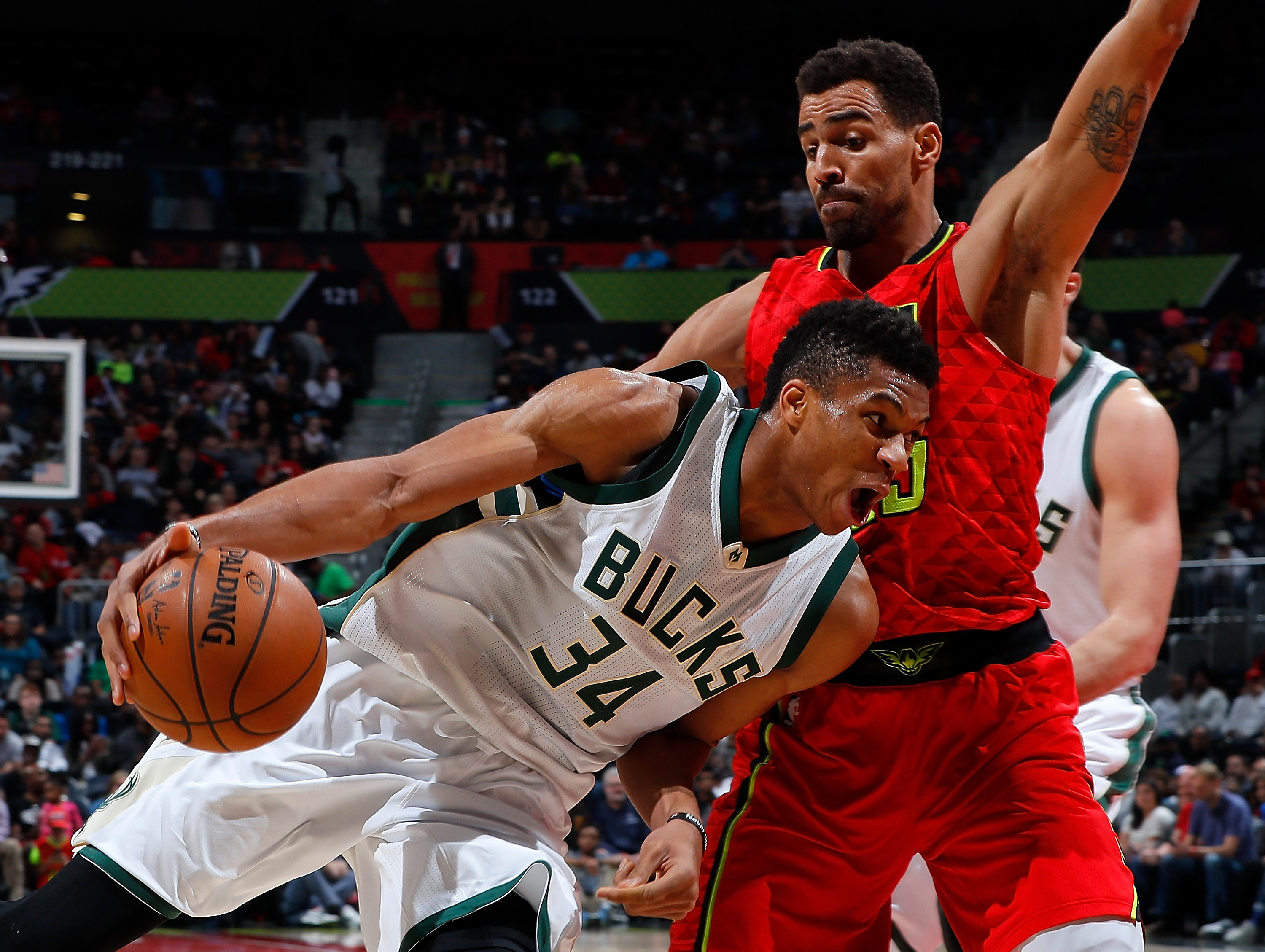 ATLANTA, GA - JANUARY 15: Giannis Antetokounmpo #34 of the Milwaukee Bucks drives against Thabo Sefolosha #25 of the Atlanta Hawks at Philips Arena on January 15, 2017 in Atlanta, Georgia. NOTE TO USER User expressly acknowledges and agrees that, by downloading and or using this photograph, user is consenting to the terms and conditions of the Getty Images License Agreement.   Kevin C. Cox/Getty Images/AFP