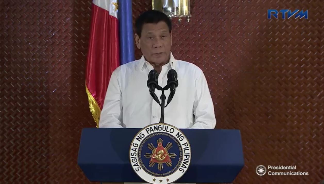 President Rodrigo Duterte addressing relatives of the slain PNP-SAF 44 troopers in Mamasapano two years ago. (Photo grabbed from RTVM video)