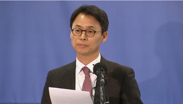 South Korea's special prosecutors' office says it is seeking a warrant to arrest the head of Samsung Group, the country's biggest conglomerate, as a corruption scandal engulfing President Park Geun-hye escalates.(photo grabbed from Reuters video) 