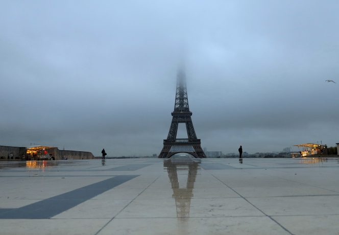 A picture taken on January 31, 2017 in Paris shows the Eiffel tower in a heavy fog.  Ludovic MARIN / AFP