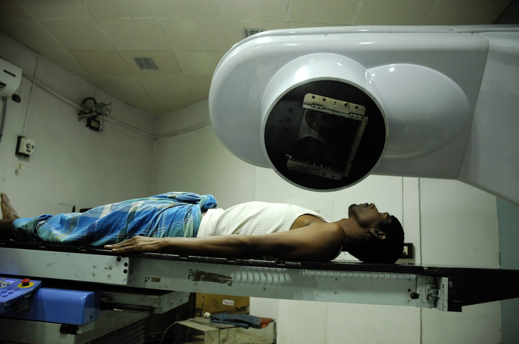 A cancer patient receives radiation treatment at a government cancer hospital  in Agartala, the capital of northeastern state of Tripura on February 3, 2017, on the eve of World Cancer Day  / AFP PHOTO / Arindam DEY