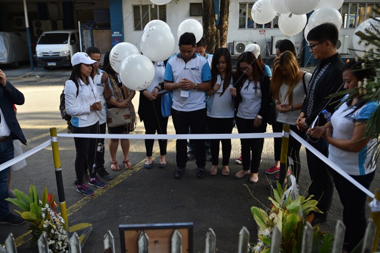 Filipino staff of late South Korean businessman Jee Ick-Joo, who was allegedly killed by suspected policemen, offer prayers at the crime scene inside the police headquarters in Manila on February 6, 2017. The South Korean businessman was allegedly kidnapped by Philippine policemen under the guise of a raid on illegal drugs and murdered at the national police headquarters in Manila, authorities said on January 18. / AFP PHOTO / TED ALJIBE