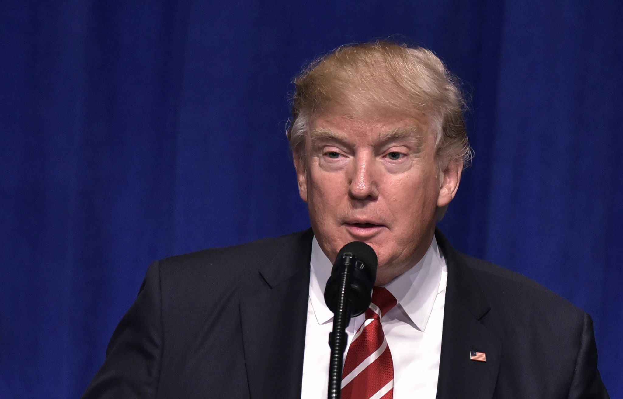 US President Donald Trump speaks following a visit to the US Central Command and Special Operations Command at MacDill Air Force Base on February 6, 2017 in Tampa, Florida. / AFP PHOTO / MANDEL NGAN