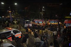 Pakistani police and rescue officials gather as they inspect the site of a bomb explosion in Lahore on February 13, 2017. An explosion killed at least one person and injured 22 in Pakistan's teeming eastern city Lahore on February 13, officials said, sending onlookers fleeing and shattering a growing sense of security in the provincial capital. / AFP PHOTO / ARIF ALI