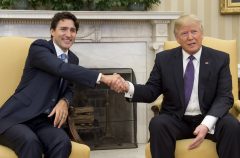 US President Donald Trump and Canadian Prime Minister Justin Trudeau shake hands during a meeting in the Oval Office of the White House in Washington, DC, on February 13, 2017. / AFP PHOTO / SAUL LOEB