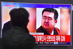 A man watches a television showing news reports of Kim Jong-Nam, the half-brother of North Korean leader Kim Jong-Un, in Seoul on February 14, 2017. Kim Jong-Nam, the half-brother of North Korean leader Kim Jong-Un has been assassinated in Malaysia, South Korean media reported on February 14. / AFP PHOTO / JUNG Yeon-Je