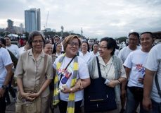 Philippine Senator Leila De Lima (C), a former human rights commissioner who is one of Duterte's most vocal opponents, participate with housands of Catholic faithful gathered in a dawn rally in a "show of force" against alleged extrajudicial killings in Philippine President Rodrigo Duterte's drug war in Manila on February 18, 2017. / AFP PHOTO / NOEL CELIS