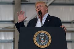 US President Donald Trump addresses a rally at the Orlando Melbourne International Airport on February 18, 2017 in Melbourne, Florida. / AFP PHOTO / NICHOLAS KAMM