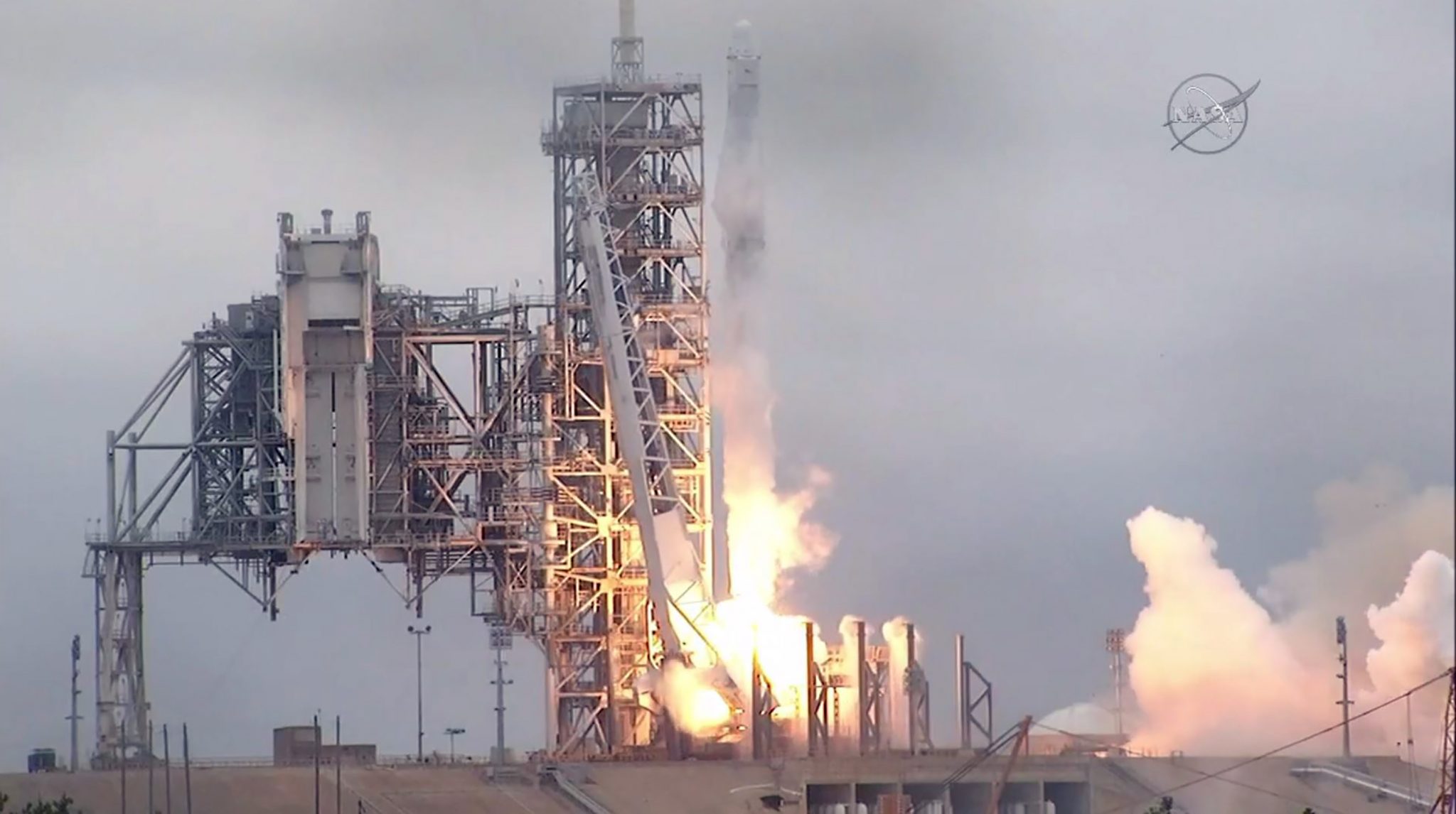This still image taken from NASA TV, shows the the SpaceX Falcon 9 rocket, carrying a Dragon cargo capsule, launching from the Kennedy Space Center Launch Complex 39A in Florida on February 19, 2017. The current resupply mission is the 10th of up to 20 planned trips to the International Space Station. The unmanned cargo capsule is packed with more than 5,000 pounds (2,267 kilograms) of food, gear and science experiments. Launchpad 39A was used for the Apollo and space shuttle launches. / AFP PHOTO / NASA / HO / RESTRICTED TO EDITORIAL USE - MANDATORY CREDIT "AFP PHOTO / NASA" - NO MARKETING NO ADVERTISING CAMPAIGNS - DISTRIBUTED AS A SERVICE TO CLIENTS