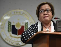 Philippine Senator Leila De Lima (R), a top critic of President Rodrigo Duterte, holds back tears as she speaks during a press conference in the senate in Manila on February 23, 2017, as she awaits the warrant of arrest to be served.  / AFP PHOTO / TED ALJIBE