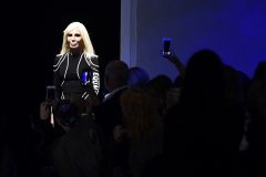 Designer Donatella Versace greets the audience at the end of the show for fashion house Versace during the Women's Fall/Winter 2017/2018 fashion week in Milan, on February 23, 2017. / AFP PHOTO / Miguel MEDINA