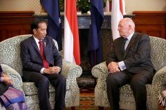 Indonesian President Joko Widodo (L) meets with Australian Governor-General Peter Cosgrove at Admiralty House in Sydney on February 26, 2017. Widodo during his two-day official visit discussed bilateral and international issues with Australian high officials. / AFP PHOTO / AFP PHOTO AND pool / Rick Rycroft
