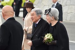 Japanese Emperor Akihito (C) and Empress Michiko (R) leave for Vietnam from Tokyo's Haneda Airport on February 28, 2017. Japan's emperor and empress departed February 28 for their first trip to Vietnam to meet families of former Japanese soldiers to help heal wounds left over from its occupation of the country during World War II. The royal couple are scheduled to visit Hanoi and Hue before travelling to Thailand, according to the Imperial Household Agency. / AFP PHOTO / KAZUHIRO NOGI