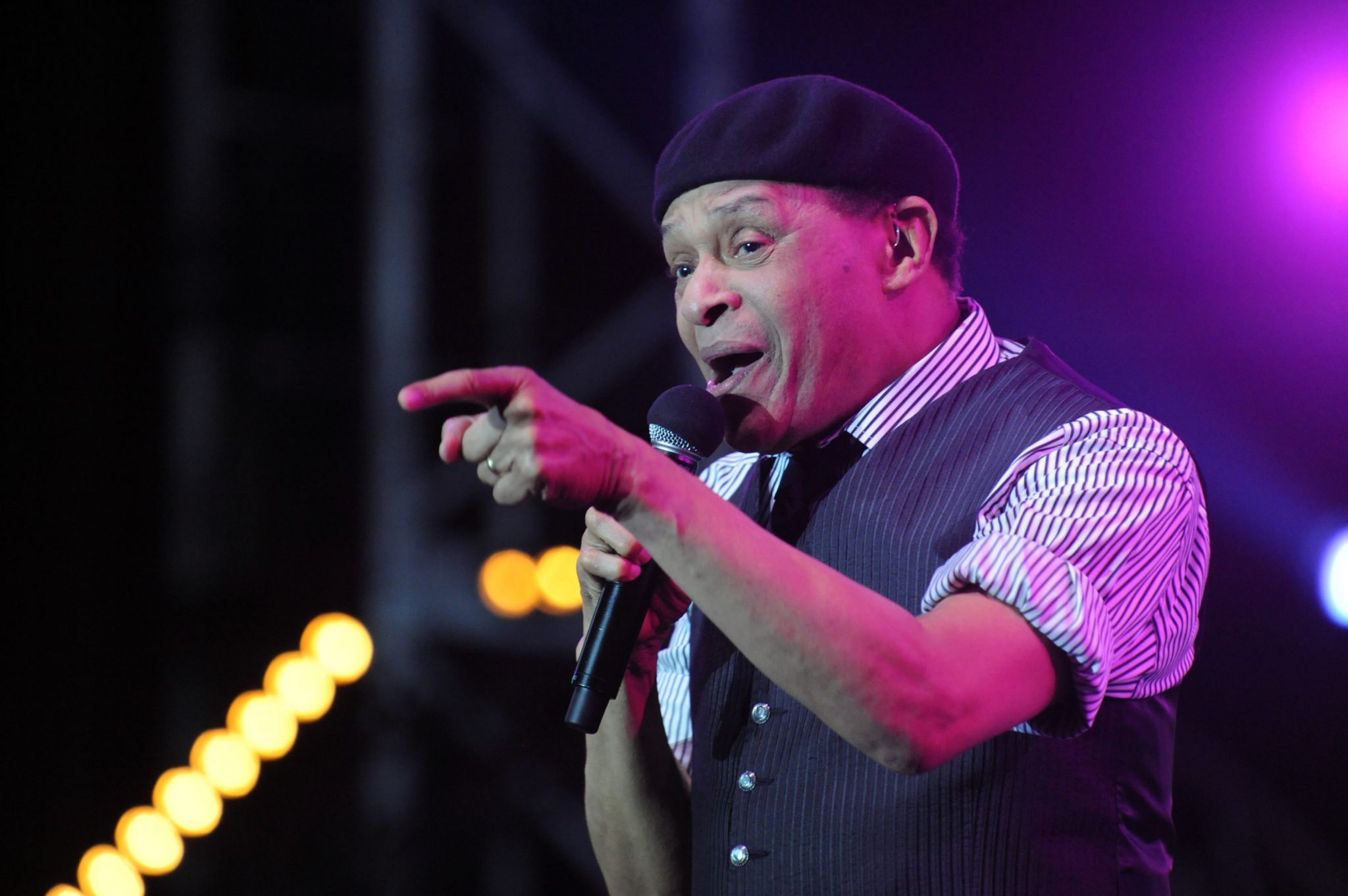 (FILES) This file photo taken on May 21, 2010 shows American singer Al Jarreau performing during the ninth edition of the Mawazine international music festival in Rabat . Al Jarreau, famed R&B and jazz singer died on February 12, 2017. / AFP PHOTO / FADEL SENNA