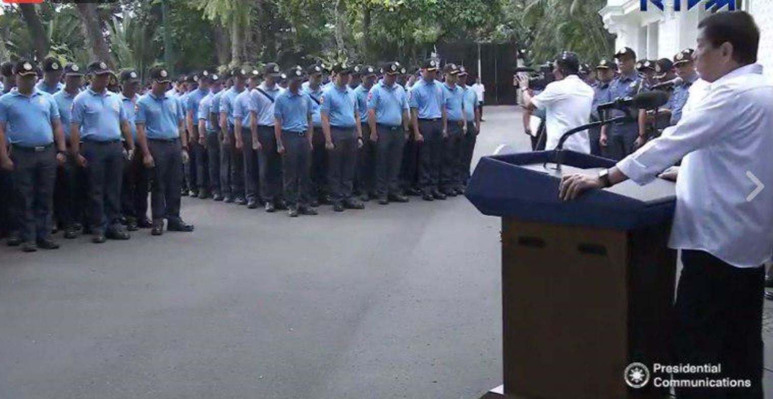 President Rodrigo Duterte scolds more than 200 rogue cops who were in a stand-by position in the Malacanang grounds. (Photo grabbed from RTVM video)