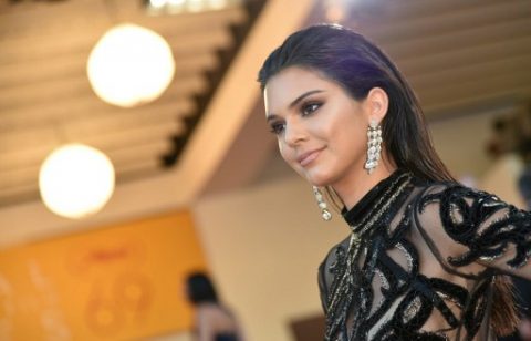 US model Kendall Jenner poses as she arrives on May 15, 2016 for the screening of the film "Mal de Pierres (From the Land of the Moon)" at the 69th Cannes Film Festival in Cannes, southern France.  / AFP PHOTO / ALBERTO PIZZOLI