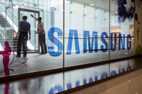 A Samsung logo is displayed in a mall beneath the company's headquarters in the Gangnam district of Seoul on October 12, 2016. Samsung Electronics slashed its third-quarter profit estimate by 33.3 percent, citing fallout from the recall nightmare surrounding its scrapped Galaxy Note 7 smartphone. / AFP PHOTO / Ed Jones