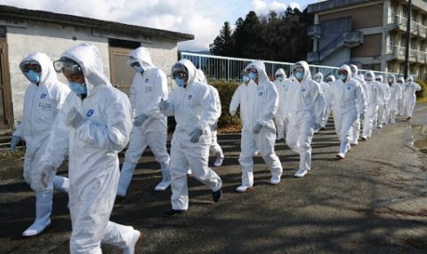Wearing anti-virus suits, soldiers of the Ground Self Defense Force head for chicken farm in Sekikawa, Niigata prefecture, on November 29, 2016.  Japan has begun slaughtering more than 330,000 farm birds to contain its first outbreaks of a highly contagious strain of avian flu in nearly two years.   / AFP PHOTO / Ground Self Defense Force via Ji / STR / Japan OUT / ---EDITORS NOTE---HANDOUT RESTRICTED TO EDITORIAL USE - MANDATORY CREDIT "AFP PHOTO / Ground Self Defense Force " - NO MARKETING NO ADVERTISING CAMPAIGNS - DISTRIBUTED AS A SERVICE TO CLIENTS