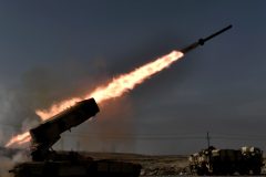 Iraqi troops fire a missile towards Islamic State (IS) group fighters from the outskirts of Mosul as Iraqi forces battle against the group to recapture the west of the city on February 28, 2017.  Hundreds of civilians fled through the desert to escape fighting and privation in Mosul, joining thousands of others who left their homes as conditions worsen in the city's west.  / AFP PHOTO / ARIS MESSINIS