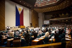 Congressmen vote vocally for the passage of the death penalty at the House of Representatives in Manila on March 1, 2017. The lower house of the Philippine parliament on March 1 voted on the passage of a bill reimposing the death penalty for narcotics trafficking. / AFP PHOTO / Noel CELIS