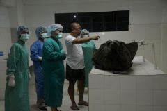 Coroners at a funeral house look at a body body containing the remains of German hostage Jurgen Kantner in Jolo, Sulu province, on the southern island of Mindanao on March 5, 2017. The Philippine military said on Sunday it had recovered the body of an elderly German hostage who was beheaded by Islamic militants last week. The Abu Sayyaf, a kidnap-for-ransom network in the southern Philippines that has pledged allegiance to the Islamic State group, killed Jurgen Kantner, 70, after its demands for 600,000 USD were not met. / AFP PHOTO / NICKEE BUTLANGAN