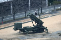A PAC-3 surface-to-air missile launcher is seen in position on the grounds of the defence ministry in Tokyo on March 6, 2017. Japan's Prime Minister Shinzo Abe said three of the four missiles North Korea launched landed in Japanese-controlled waters, calling the development a "new stage of threat". / AFP PHOTO / Behrouz MEHRI