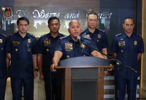 This handout photo taken on March 6, 2017 and released by the Philippine National Police-Public Information Office (PNP-PIO) shows national police chief Roland Dela Rosa (C) speaking during a press conference at the national police headquarters in Manila. The Philippine police chief said on March 6, his forces had "reloaded" and were back fighting their president's deadly war on drugs, just over a month after they were withdrawn because of widespread corruption. / AFP PHOTO / PNP-PIO / HO / RESTRICTED TO EDITORIAL USE - MANDATORY CREDIT "AFP PHOTO / PHILIPPINE NATIONAL POLICE-PIO" - NO MARKETING NO ADVERTISING CAMPAIGNS - DISTRIBUTED AS A SERVICE TO CLIENTS
