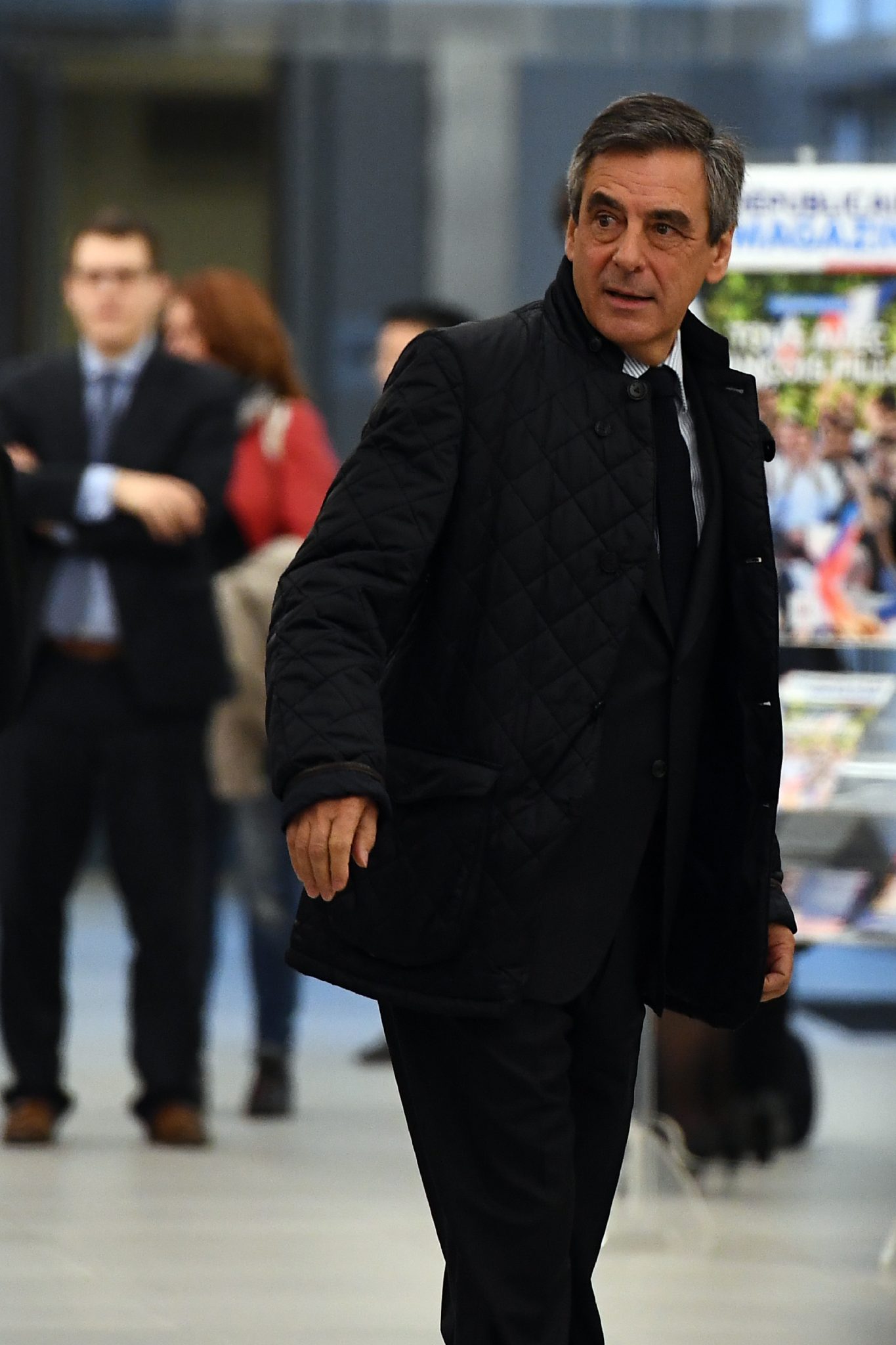 French presidential election candidate for the right-wing Les Republicains (LR) party Francois Fillon arrives at the headquarters of right-wing party Les Republicains (LR), on March 6, 2017 in Paris, to take part in a meeting to discuss his presidential candidacy amid calls for him to pull out over a "fake jobs" scandal. / AFP PHOTO / GABRIEL BOUYS