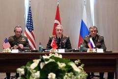 This handout photo taken and released on March 7, 2017 by the Turkish Millitary Press Service shows Chief of the General Staff of the Turkish Armed Forces, Hulusi Akar (C), US Chariman of the Joint Staff General Joseph Dunford (L) and Russian Chief of General Staff General Valery Gerasimov (R) during a meeting in Antalya. Turkish, Russian and US army chiefs held talks on March 7, 2017 in the southern Turkish city of Antalya to discuss regional issues including Iraq and Syria, the Turkish army said. / AFP PHOTO / TURKISH MILITARY PRESS OFFICE / - / RESTRICTED TO EDITORIAL USE - MANDATORY CREDIT "AFP PHOTO / TURKISH MILITARY PRESS OFFICE" - NO MARKETING NO ADVERTISING CAMPAIGNS - DISTRIBUTED AS A SERVICE TO CLIENTS