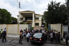 Members of the media surround a car entering the North Korean embassy in Kuala Lumpur on March 7, 2017. Malaysia will wait to question suspects in the Kim Jong-Nam killing believed to be holed up in Kuala Lumpur's North Korean embassy "even if it takes five years", the country's police chief said on March 7. / AFP PHOTO / LILLIAN SUWANRUMPHA