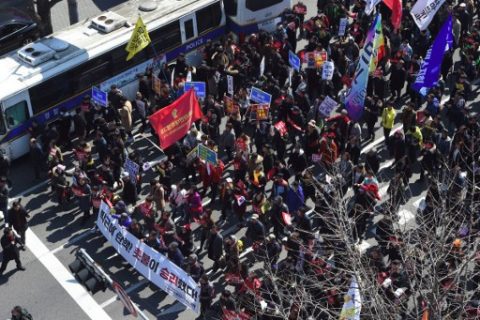 Anti-government activists march toward the presidential Blue House after the announcement of the Constitutional Court's decision to uphold the impeachment of South Korea's President Park Geun-Hye in Seoul on March 10, 2017. South Korean President Park Geun-Hye was fired by the country's top court on March 10, as it upheld her impeachment by parliament over a wide-ranging corruption scandal. / AFP PHOTO / JUNG Yeon-Je