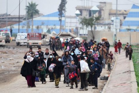 Displaced residents of western Mosul evacuate their neighbourhood on March 15, 2017, as Iraqi forces continue to advance in the embattled city combatting Islamic State (IS) group jihadists. / AFP PHOTO / AHMAD AL-RUBAYE
