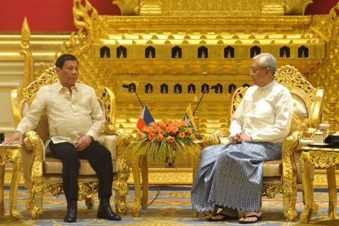 Myanmar's President Htin Kyaw (R) talks to his Filipino counterpart Rodrigo Duterte during a meeting at the Presidential House in Naypyidaw on March 20, 2017. Duterte's visit coincided with the 60th anniversary of ties between the two countries. / AFP PHOTO / AUNG HTET