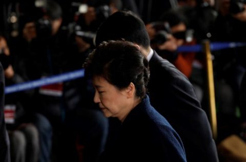 South Korea's ousted leader Park Geun-hye arrives at a prosecutor's office in Seoul on March 21, 2017. Ousted South Korean president Park Geun-Hye reported to prosecutors on March 21 for questioning over the corruption and abuse of power scandal that brought her down, after using executive privilege to avoid them for months while in office. / AFP PHOTO / KIM HONG-JI