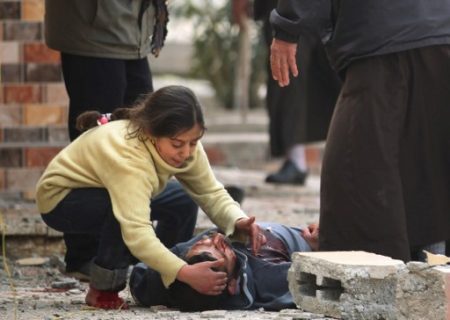 An Iraqi girl cries over her father's body, who was killed by a mortar shell fired by Islamic State (IS) group jihadists on civilians who were gathered to receive aid, in Al-Risala neighbourhood on March 22, 2017, as an ongoing offensive by Iraqi forces to retake the city from the group continues. Iraqi forces launched a major operation to recapture west Mosul -- the most-populated urban area still held by IS -- on February 19, and have retaken a series of neighbourhoods from the jihadists. / AFP PHOTO / AHMAD AL-RUBAYE