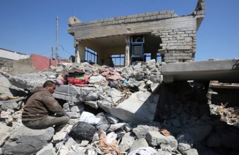 An Iraqi man sits amid the rubble of destroyed houses in the Mosul al-Jadida area on March 26, 2017, following air strikes in which civilians have been reportedly killed during an ongoing offensive against the Islamic State (IS) group. Iraq is investigating air strikes in west Mosul that reportedly killed large numbers of civilians in recent days, a military spokesman said. / AFP PHOTO / AHMAD AL-RUBAYE