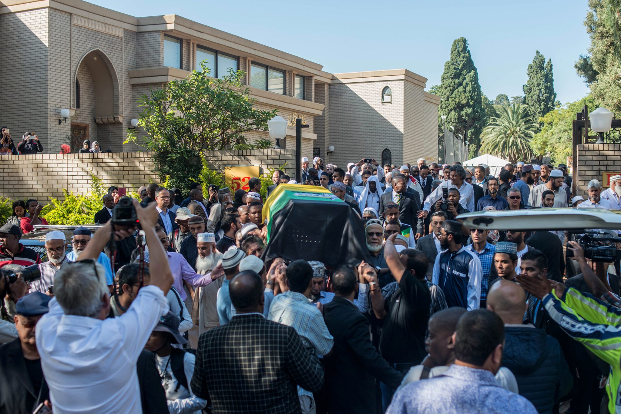 Mourners carry the coffin during the wake for South African anti-apartheid activist Ahmed Kathrada in Houghton on March 29, 2017. Kathrada, one of Nelson Mandela's closest colleagues in the struggle against white minority rule, died on March 28, aged 87.   / AFP PHOTO / MUJAHID SAFODIEN
