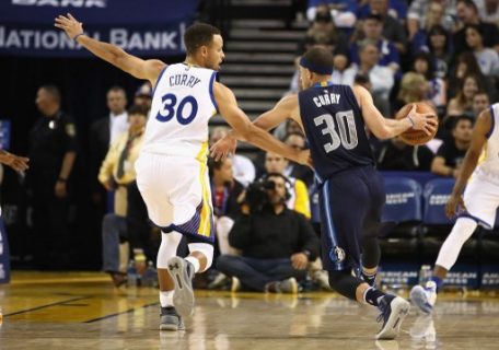 OAKLAND, CA - NOVEMBER 09: Stephen Curry #30 of the Golden State Warriors plays defense on Seth Curry #30 of the Dallas Mavericks at ORACLE Arena on November 9, 2016 in Oakland, California. NOTE TO USER: User expressly acknowledges and agrees that, by downloading and or using this photograph, User is consenting to the terms and conditions of the Getty Images License Agreement. Ezra Shaw/Getty Images/AFP