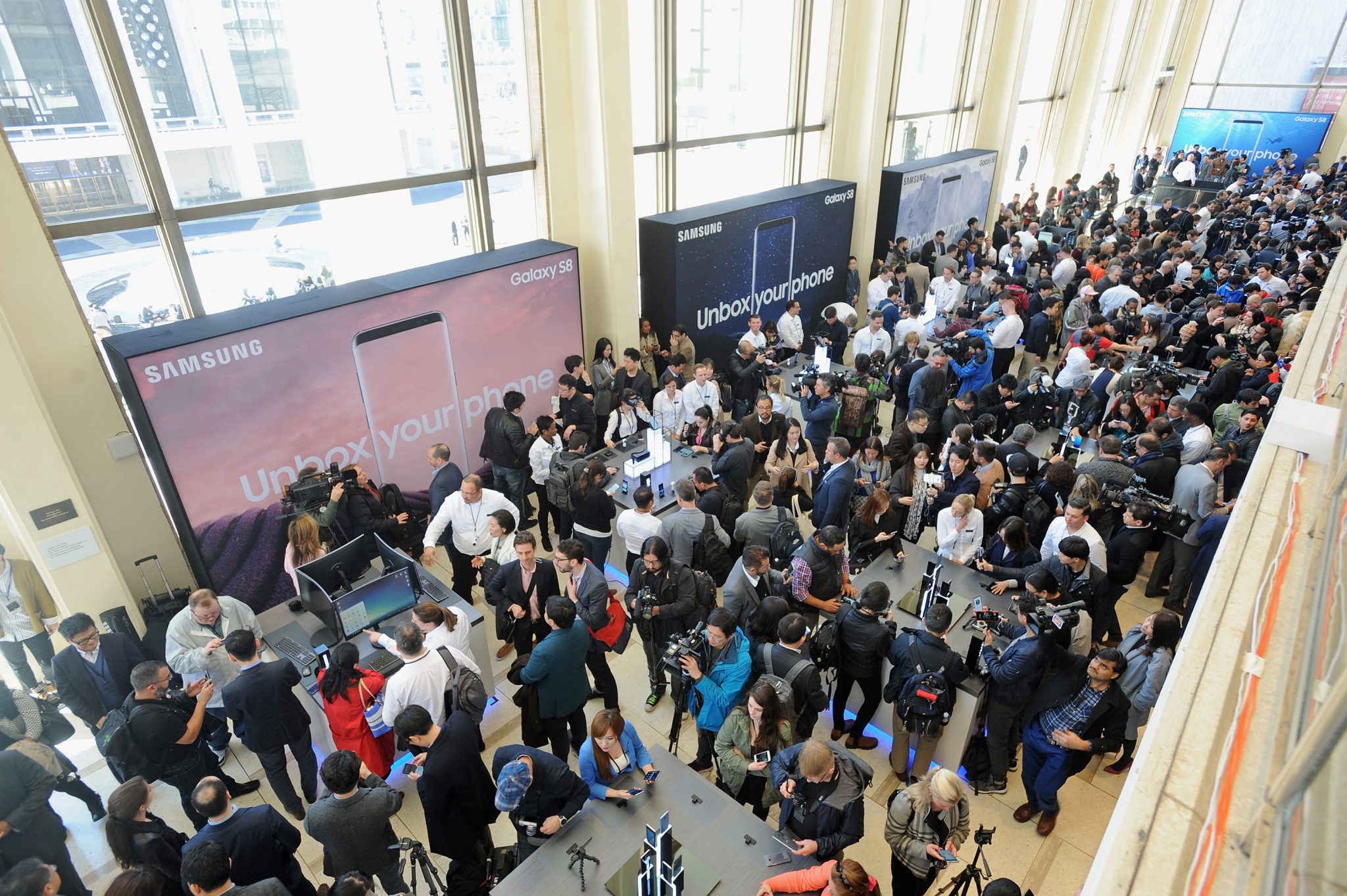 NEW YORK, NY - MARCH 29: Consumers experience the new Samsung Galaxy S8 and S8+ during Samsung Unpacked at David Geffen Hall on March 29, 2017 in New York City. Brad Barket/Getty Images for Samsung/AFP