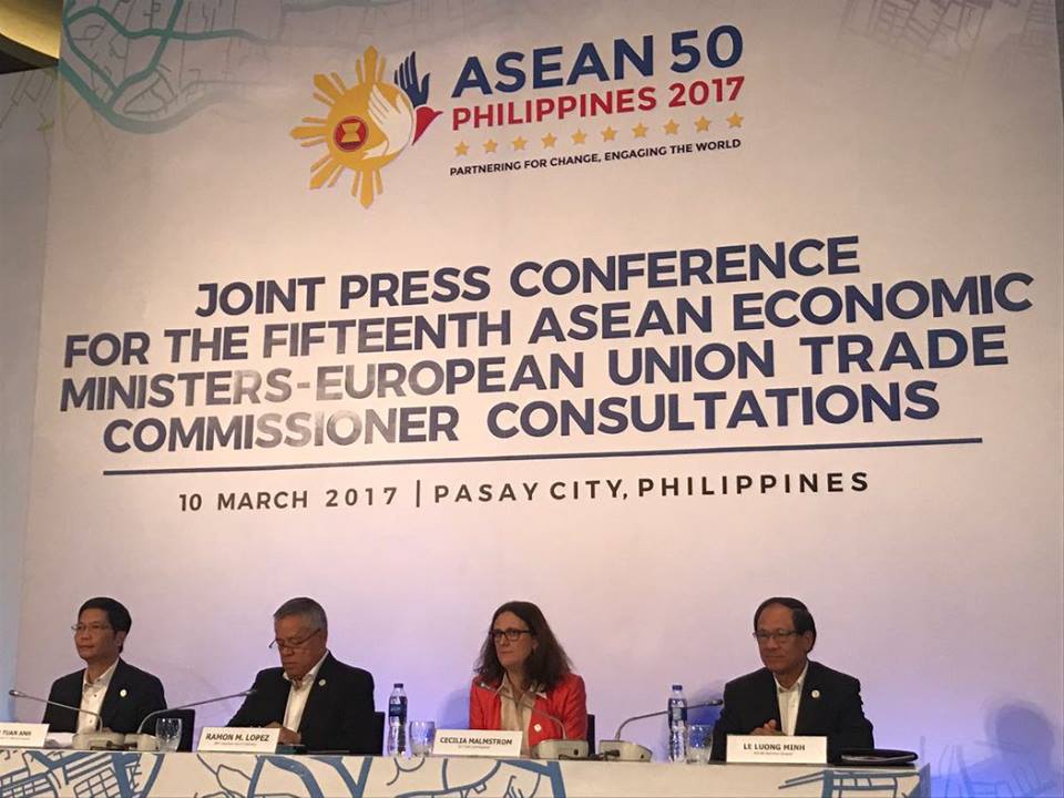 DTI Sec. Ramon Lopez,(second from left) also the chair of the ASEAN Economic Ministers (AEM) Meeting leads a press confreence after the AEM Meeting and Related Meetings. With Sec. Lopez are:(from left) Le Luong Minh, ASEAN Secretary General, Cecilia Lamstrom, Commissioner for Trade, European Union, and Tran Tuan Anh, Minister of Industry and Trade, Vietnam.