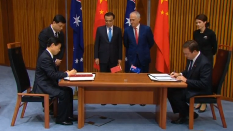 Chinese Premier Li Keqiang says Australia-China relationship is to focus on free trade and that China is not militarising the South China Sea at a news conference in Canberra with his Australian counterpart Malcolm Turnbull.(photo grabbed from Reuters video)