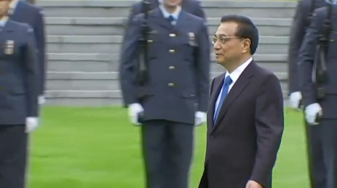 Chinese Premier Li Keqiang is officially welcomed to New Zealand during a traditional ceremony at Wellington's Government House.(photo grabbed from Reuters video)