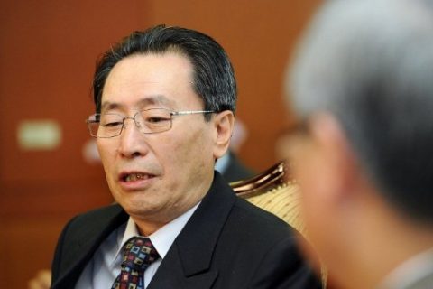 China's nuclear envoy Wu Dawei (L) talks to South Korean Foreign Minister Kim Sung-Hwan (R) during their meeting at the foreign ministry in Seoul on April 27, 2011. Wu Dawei is in Seoul for talks on ways to resume the six-party dialogue which also involves Japan and Russia. AFP PHOTO / POOL / JUNG YEON-JE / AFP PHOTO / POOL / JUNG YEON-JE